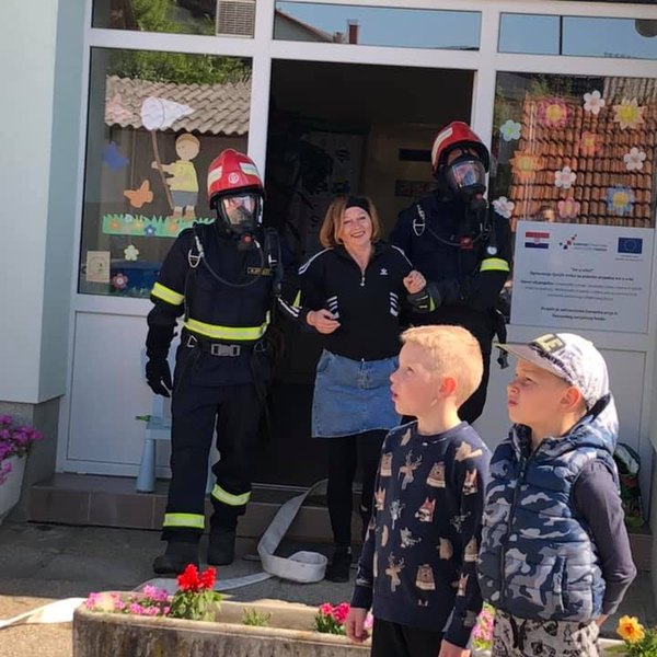 Pokazna vježba u Dječjem vrtiću Leptirići Zebanec Selo. Evakuacija, spašavanje djece i djelatnika te gašenje požara.