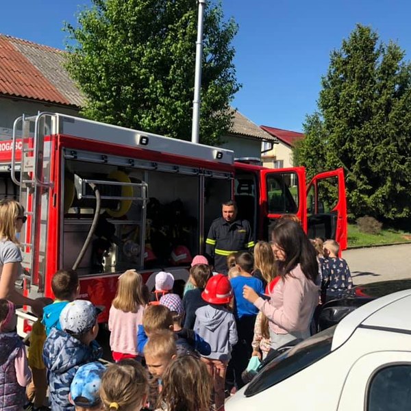 Pokazna vježba u Dječjem vrtiću Leptirići Zebanec Selo. Evakuacija, spašavanje djece i djelatnika te gašenje požara.