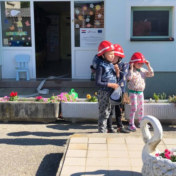 Pokazna vježba u Dječjem vrtiću Leptirići Zebanec Selo. Evakuacija, spašavanje djece i djelatnika te gašenje požara.