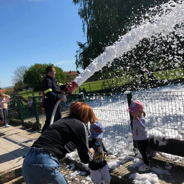 Pokazna vježba u Dječjem vrtiću Leptirići Zebanec Selo. Evakuacija, spašavanje djece i djelatnika te gašenje požara.