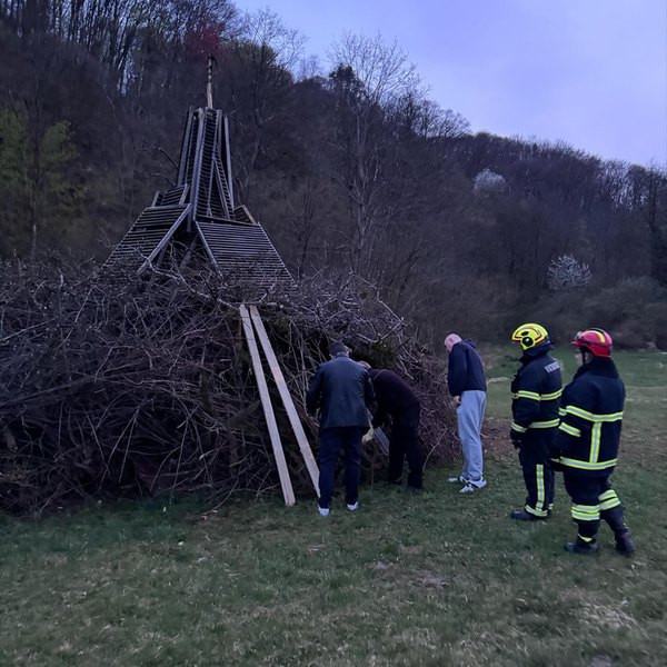[Spaljivanje tradicionalne vuzmenke]