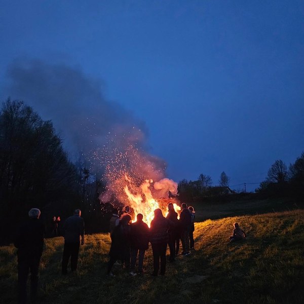 [Spaljivanje tradicionalne vuzmenke]