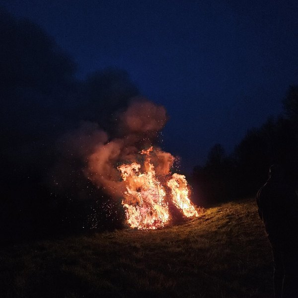 [Spaljivanje tradicionalne vuzmenke]